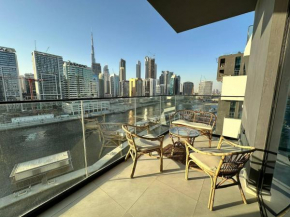 Elegant Studio With Burj Khalifa & Canal Views